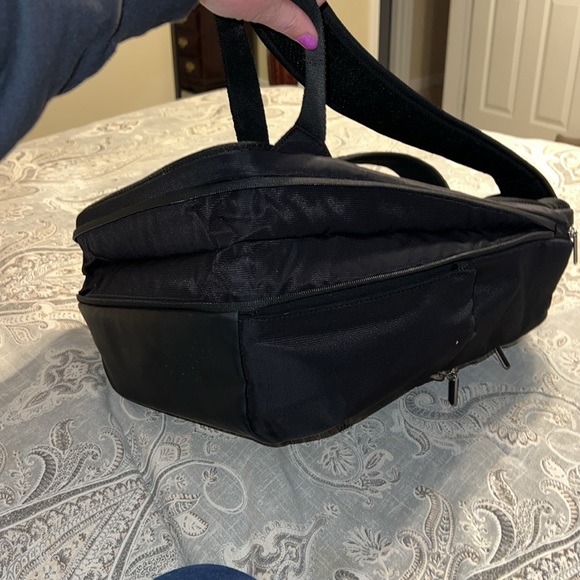 Gently loved black TARGUS expandable backpack - Picture 7 of 8